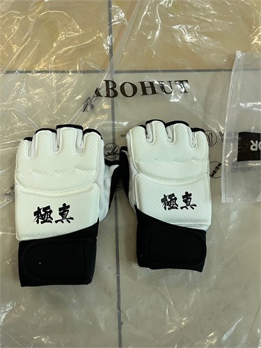 Перчатки для каратэ Tomorrow Star белые 9035b3ca-e65e-11f0-0a80-1a220054e841 - фото 5538